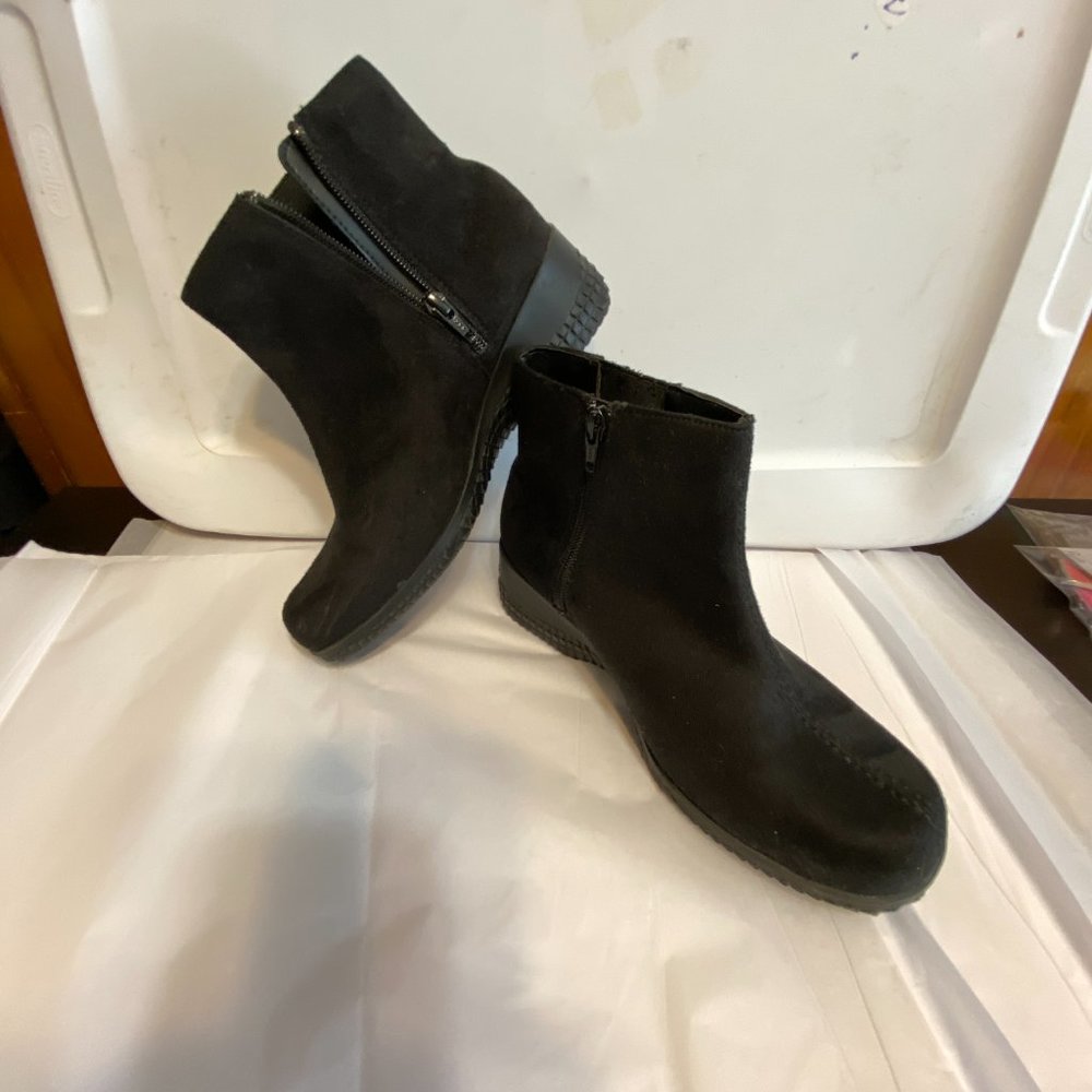 BASIC EDITION  WEDGE FAUX SUEDE BOOTIES 7.5 W
